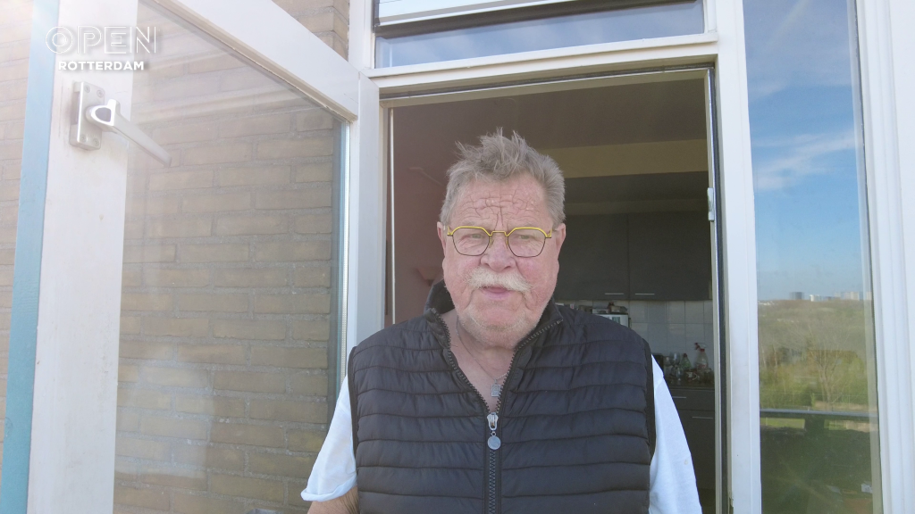 Vlogger Adriaan geniet en doet verslag van de Marathon vanaf zijn balkon