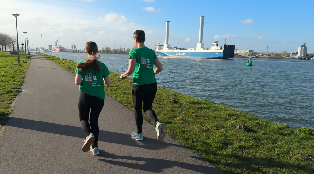 Naomi (16) en Astrid lopen kwartmarathon voor gezinnen met jongdementie: ‘Het treft je hele familie’