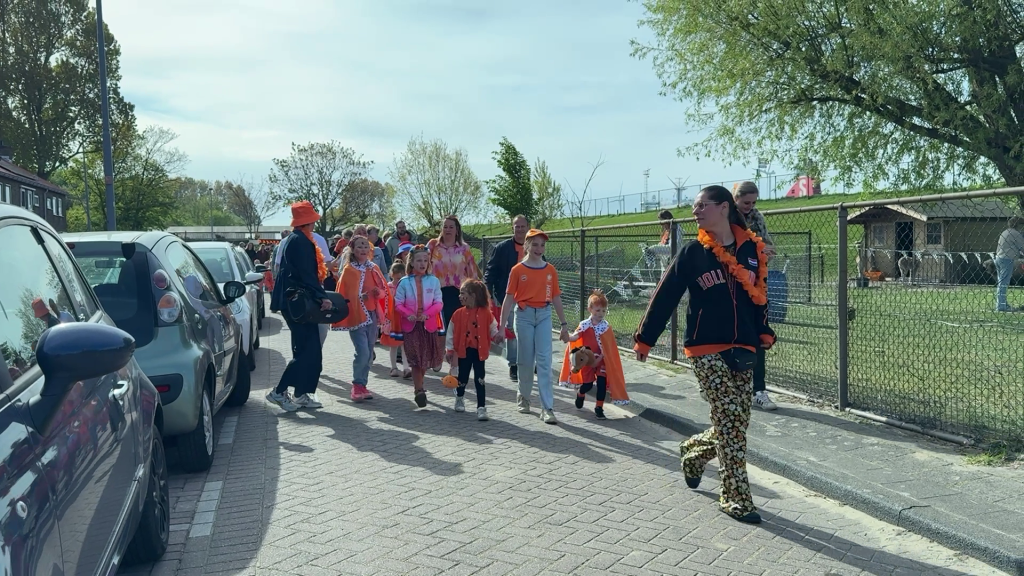 Hoek van Holland begint Koningsdag met aubade: ‘Dit is voor mij echt jeugdsentiment’