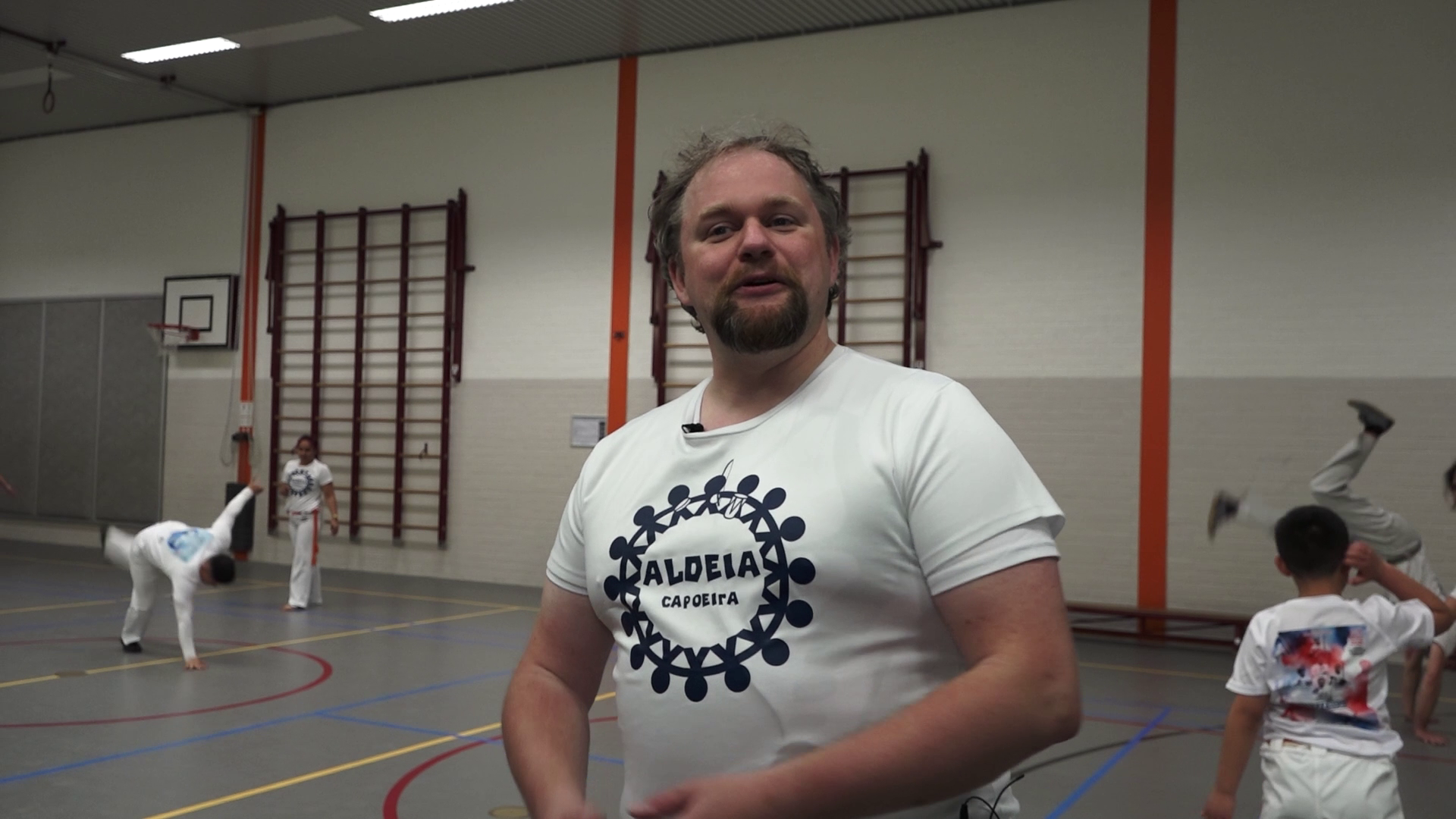 Jeroen geeft al 25 jaar capoeira-les in Delfshaven: ‘Capoeira is van alles wat’